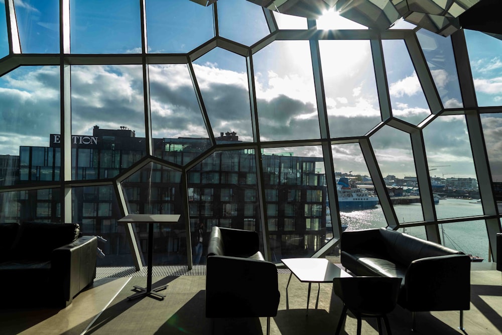 O sol brilha através das janelas de um edifício moderno