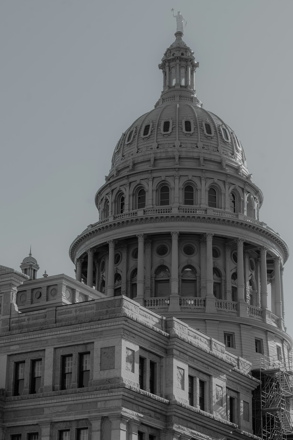 a black and white photo of the capitol building