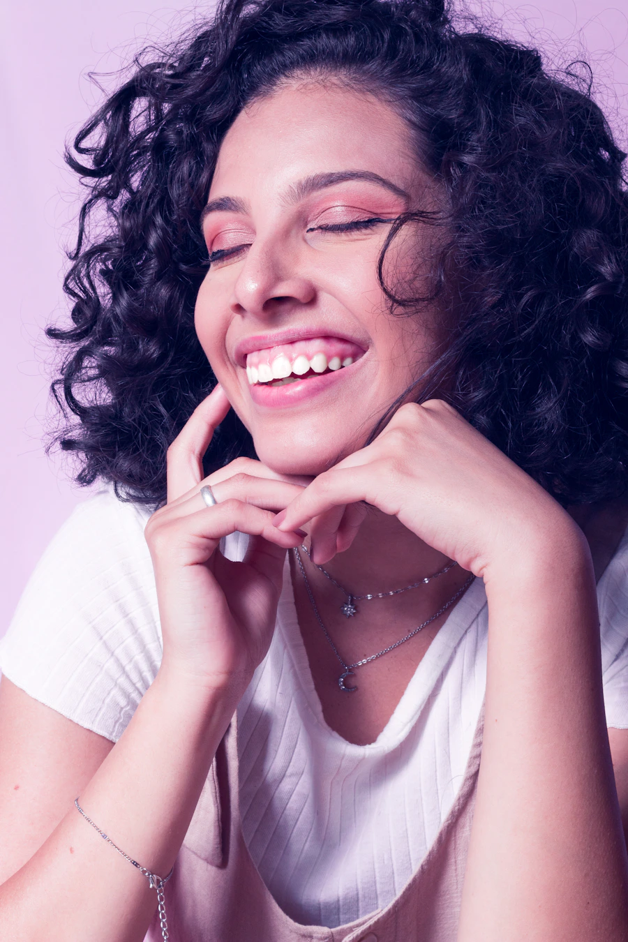 Pessoa sorrindo com naturalidade