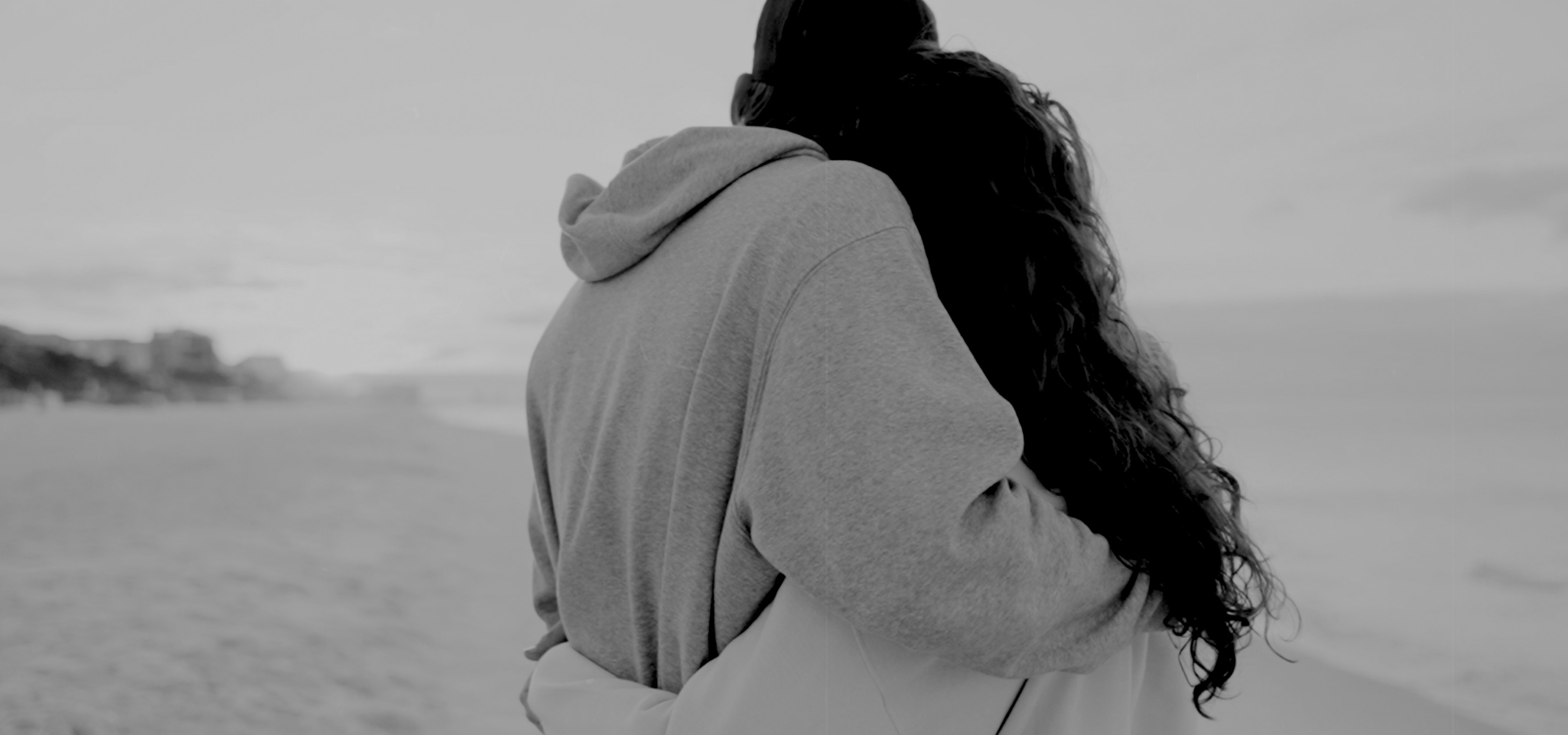 İlişkideki küslük ve sessizliği temsil eden, birbirine sırtını dönmüş bir çiftin aralarındaki buzları eritme ve yeniden bağ kurma anını betimleyen görsel.