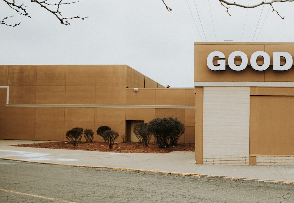 a building with a sign that says good life on it