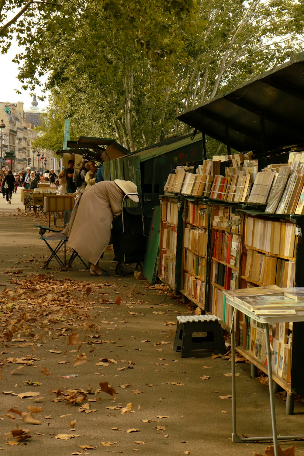 uma fileira de livros em uma calçada ao lado de uma rua