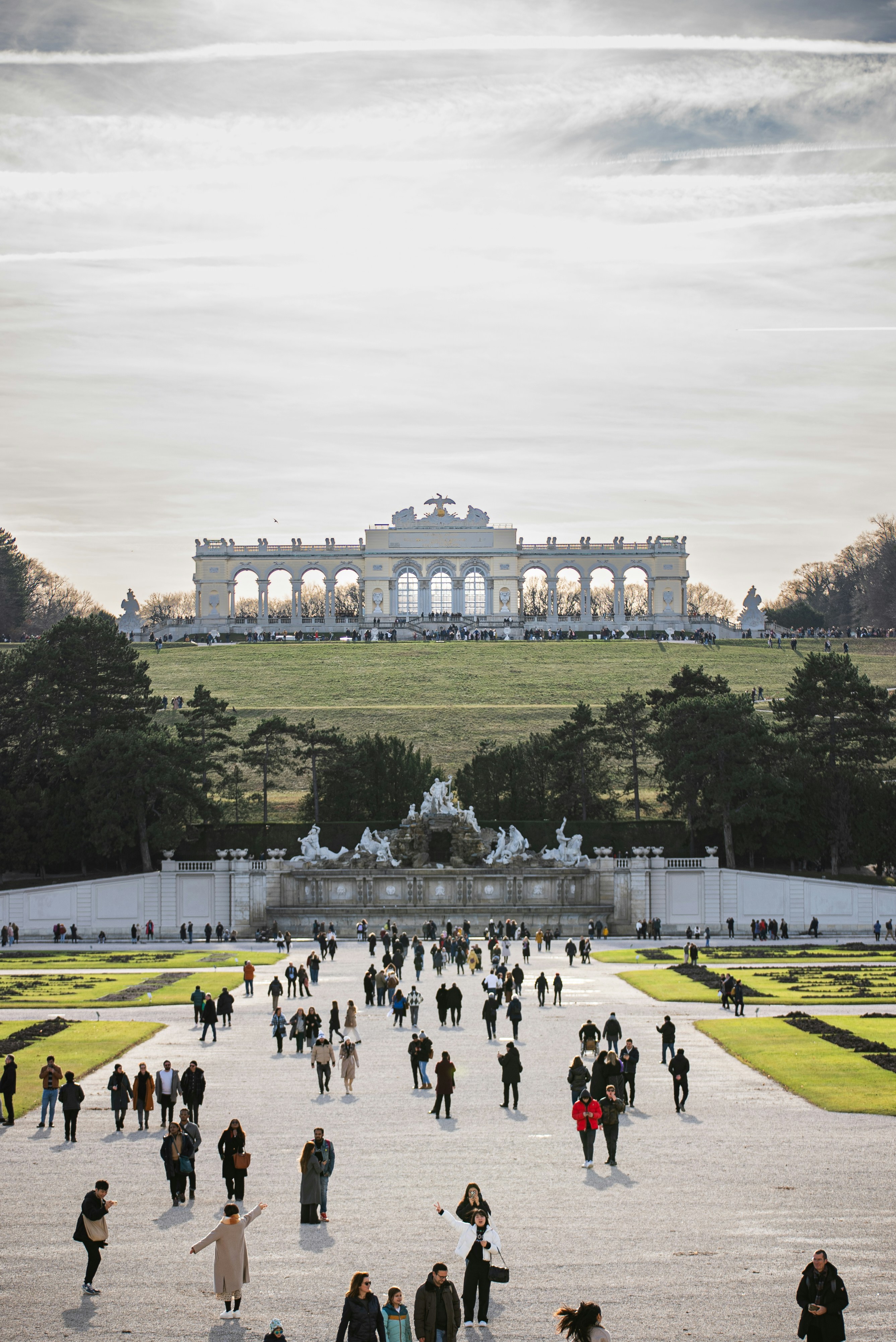 Eine große Gruppe von Menschen, die in einem Park spazieren gehen