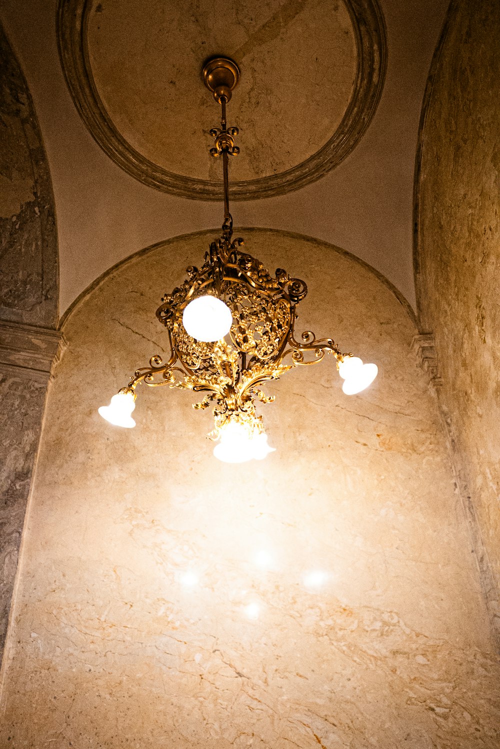Un candelabro que cuelga del techo de un edificio