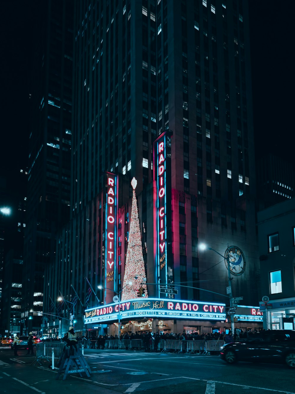 the radio city christmas tree is lit up at night