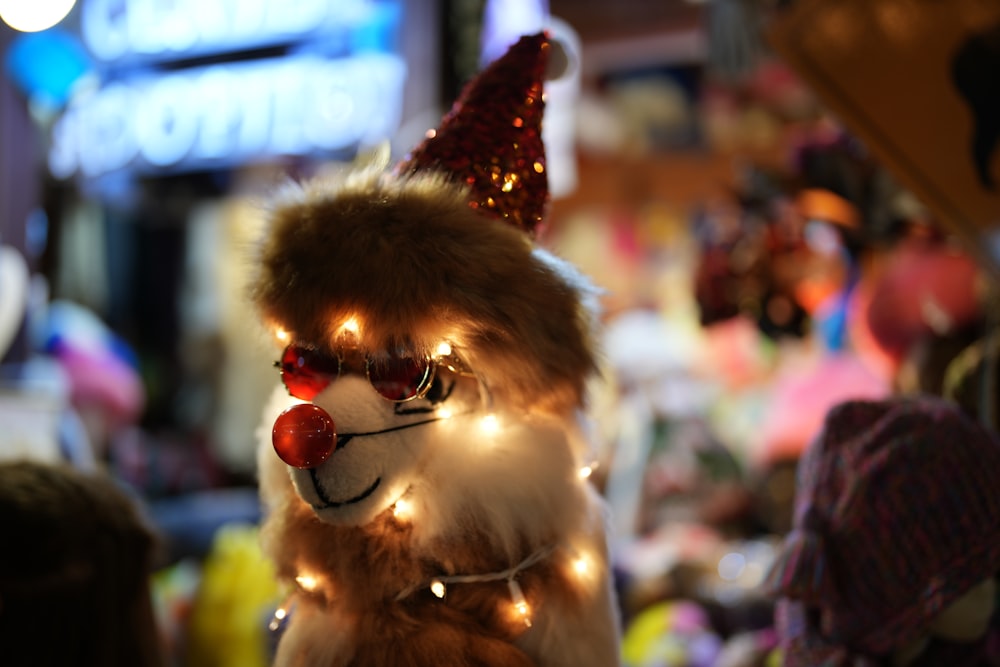 Un animal de peluche con luces en la cabeza