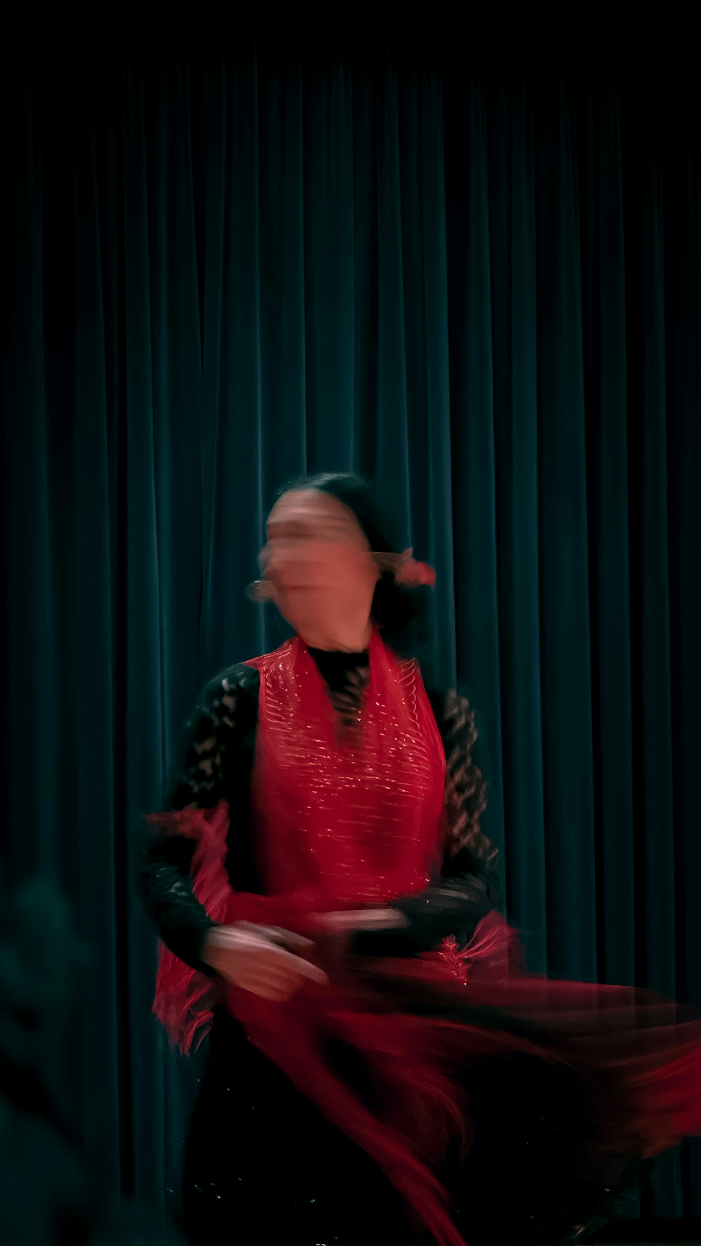 une femme dans une robe rouge danse