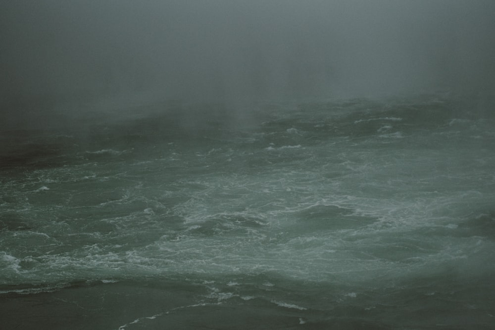 una gran masa de agua rodeada de niebla