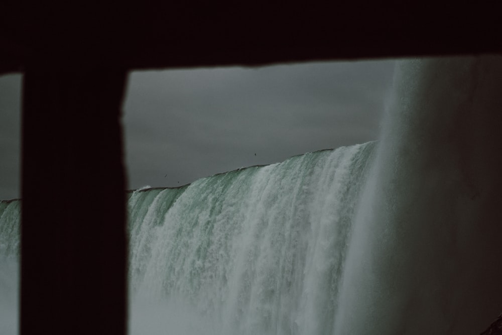 Blick auf einen Wasserfall durch ein Fenster