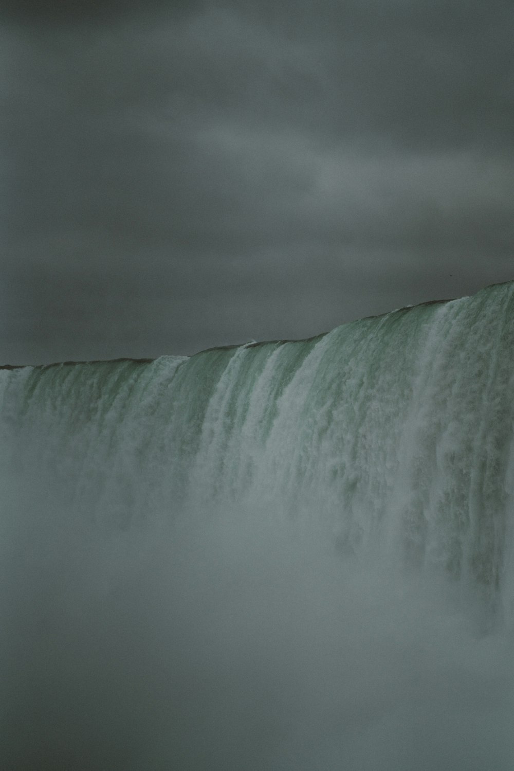 ein Mann, der am Rande eines Wasserfalls steht