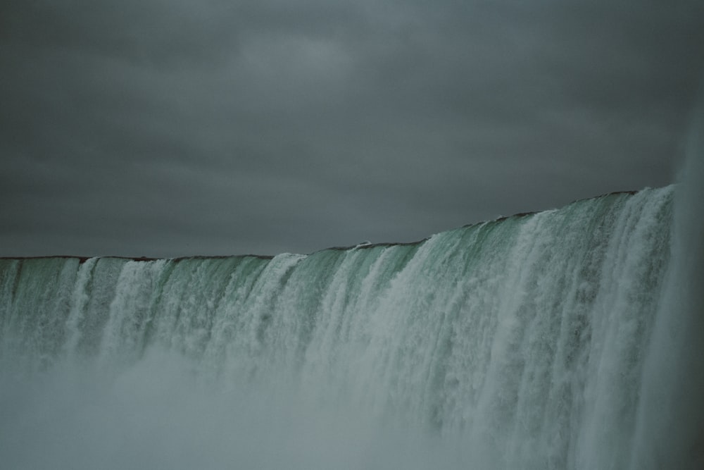 une grande cascade d’où s’écoule de l’eau