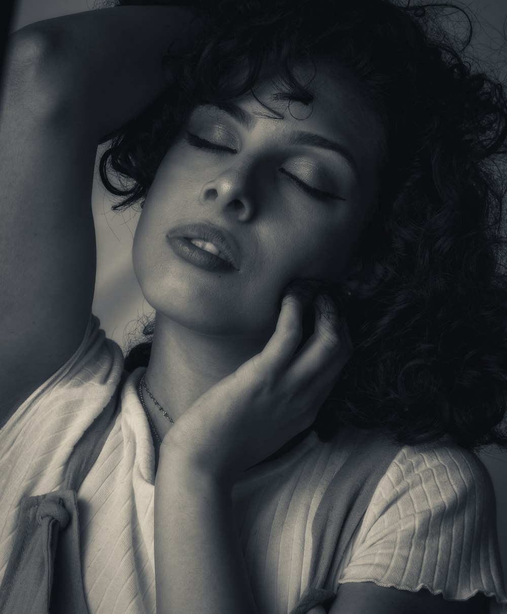 una foto in bianco e nero di una donna con gli occhi chiusi