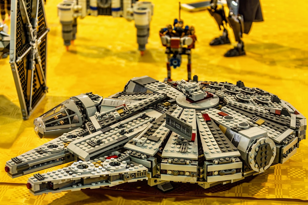 Um modelo LEGO de uma nave Star Wars em uma mesa