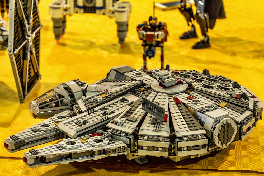 Un modelo LEGO de una nave de Star Wars sobre una mesa