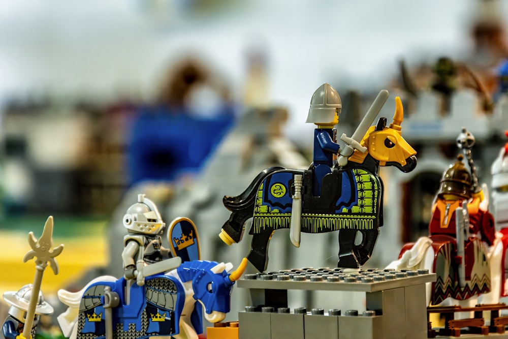 um grupo de estatuetas de brinquedo de cavaleiros e cavaleiros