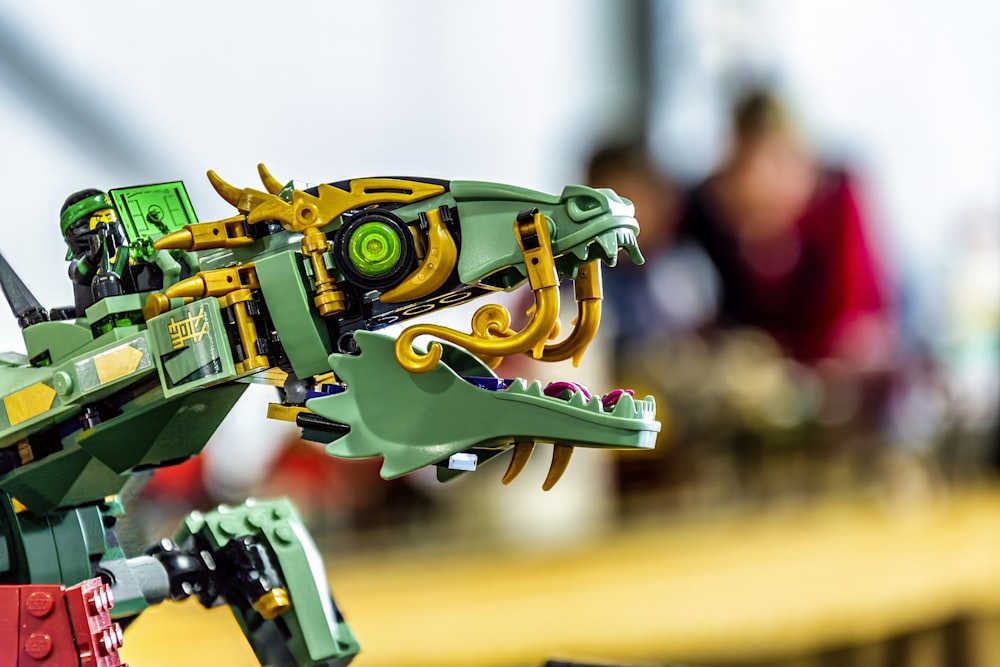 Un robot verde y amarillo está sobre una mesa