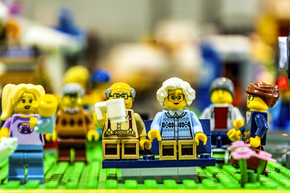 Eine Gruppe von Lego-Leuten, die auf einem Tisch sitzen