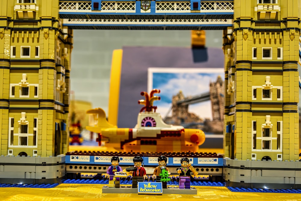 Um modelo LEGO de um submarino amarelo na frente de uma foto
