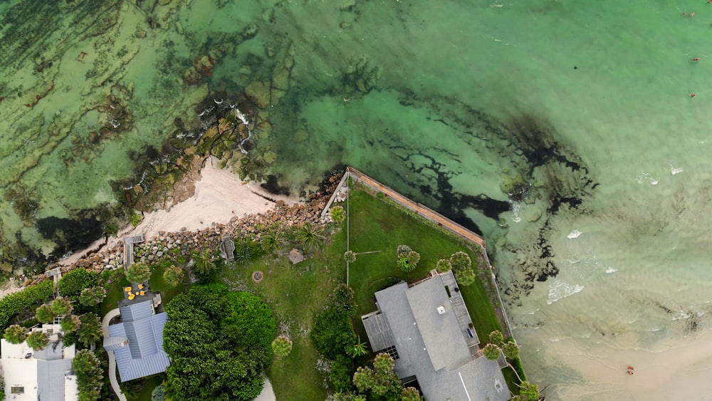 Luftaufnahme eines Hauses am Meer