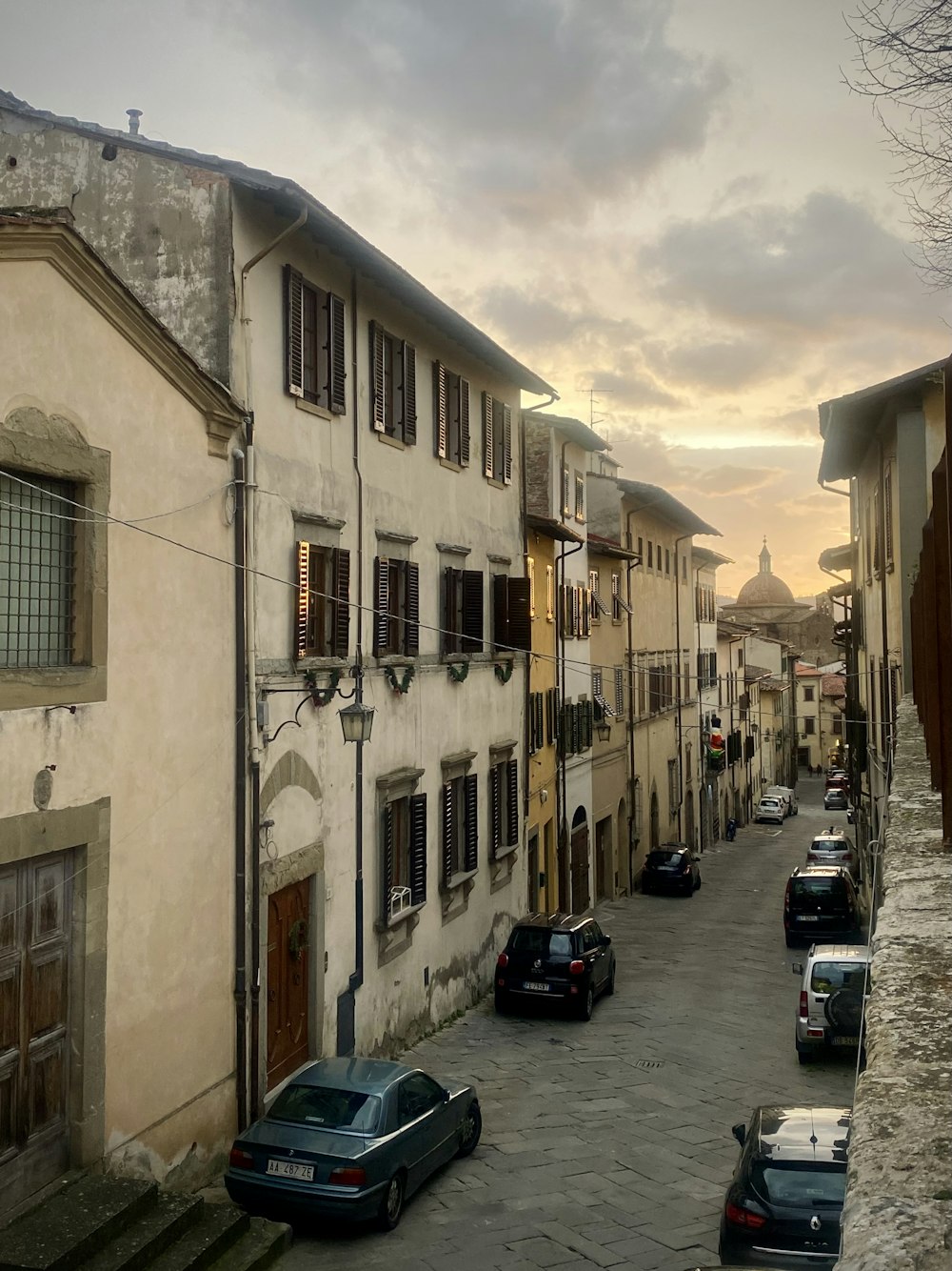 una strada con le auto parcheggiate sul lato