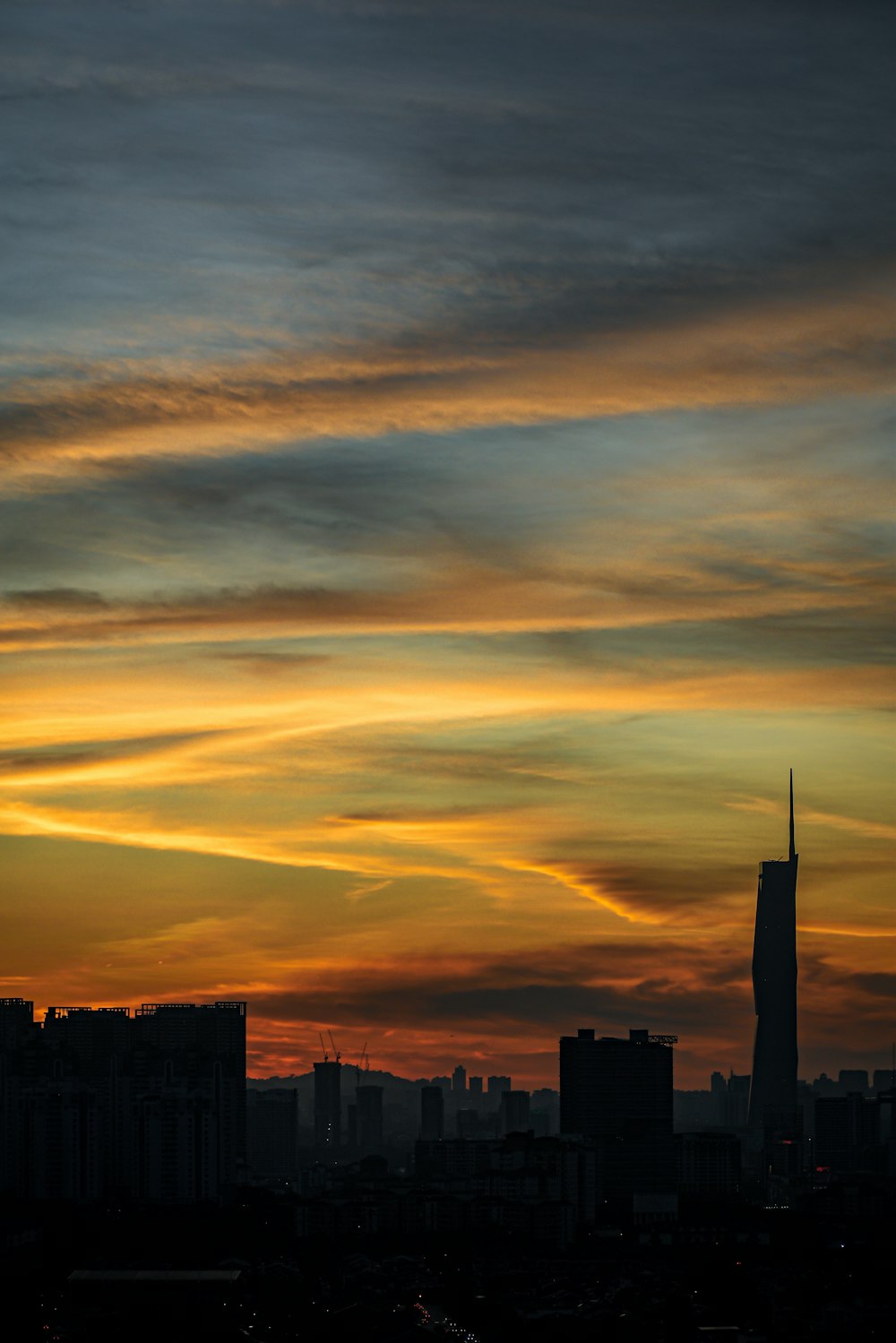 Una vista al tramonto di una città con edifici alti