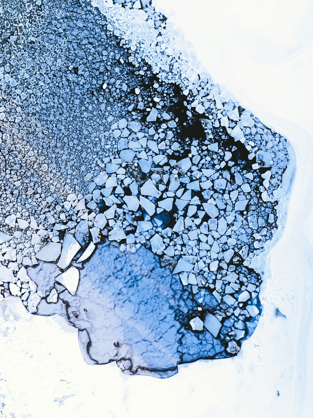 uma vista aérea de gelo e neve no chão