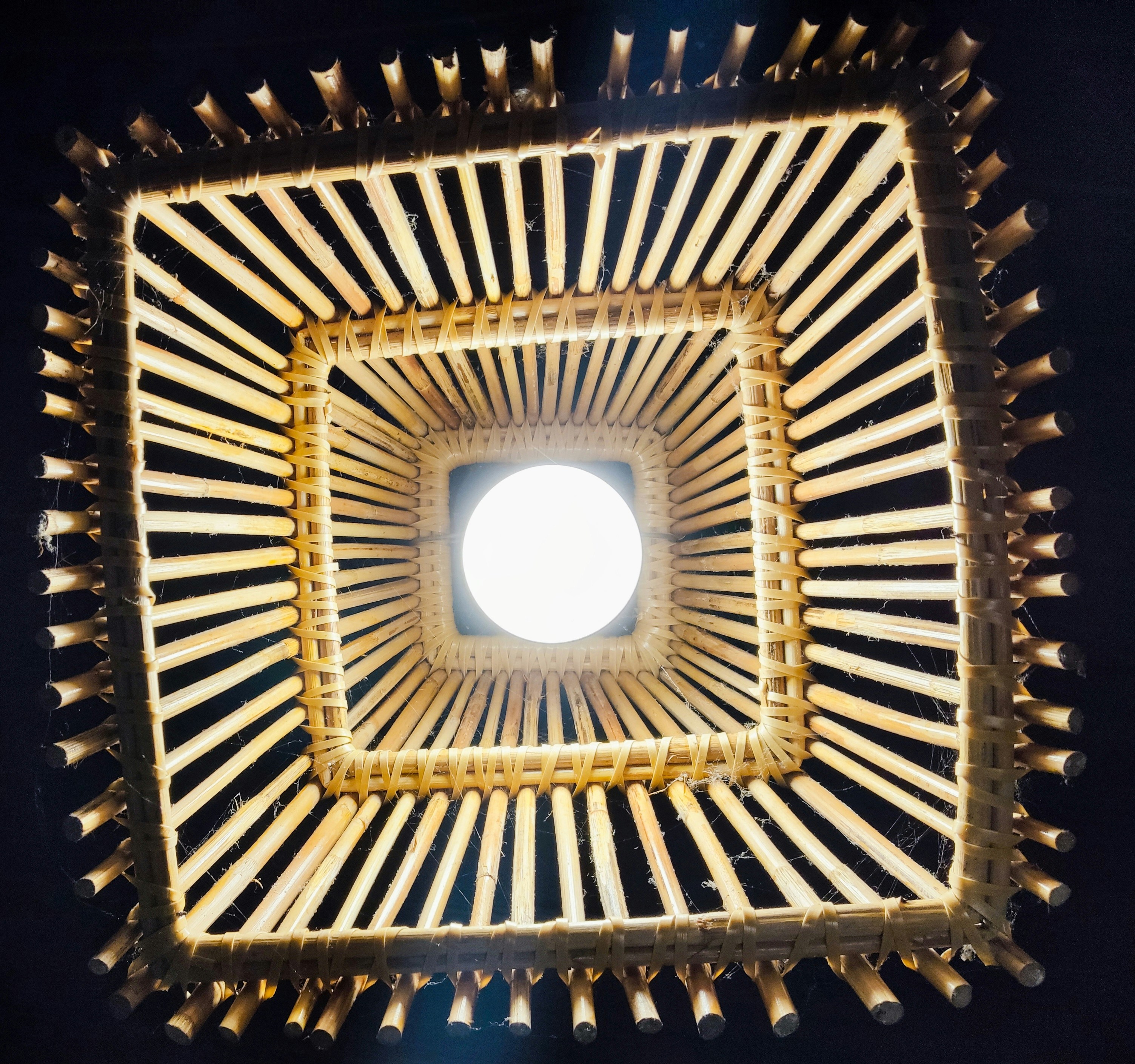 Un primer plano de un techo con una luz en él