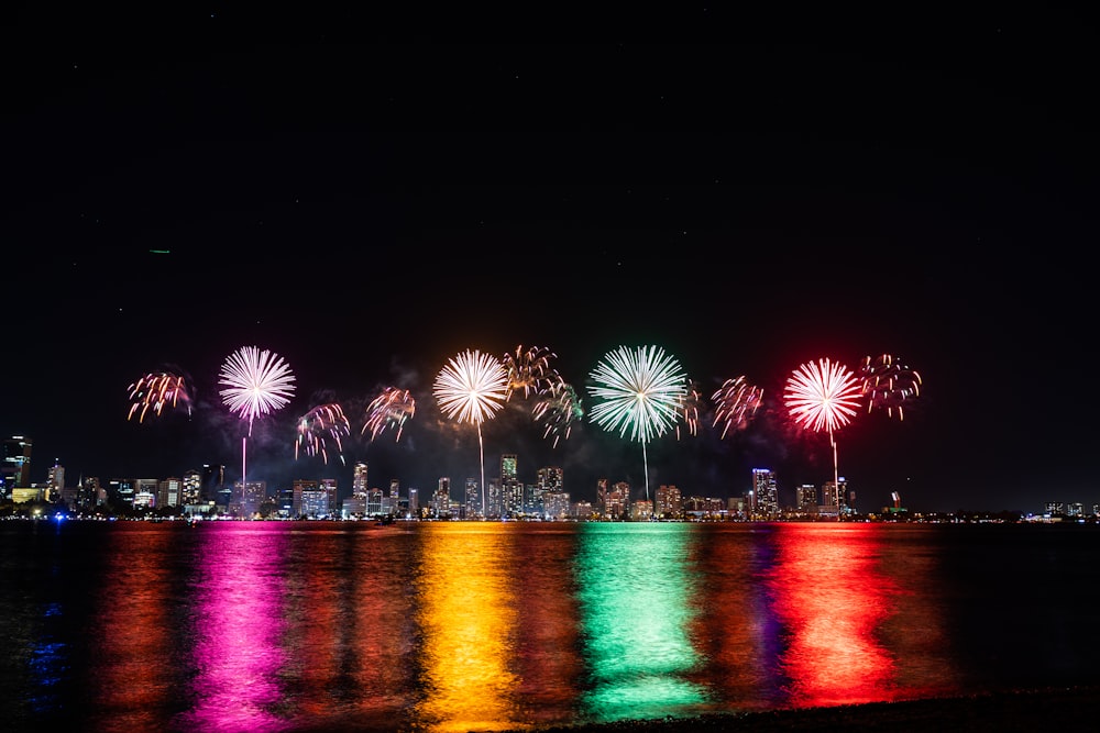 Um grupo de fogos de artifício é iluminado no céu noturno