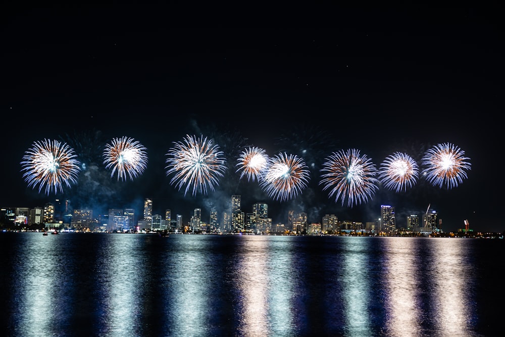 fogos de artifício são iluminados o céu noturno sobre uma cidade