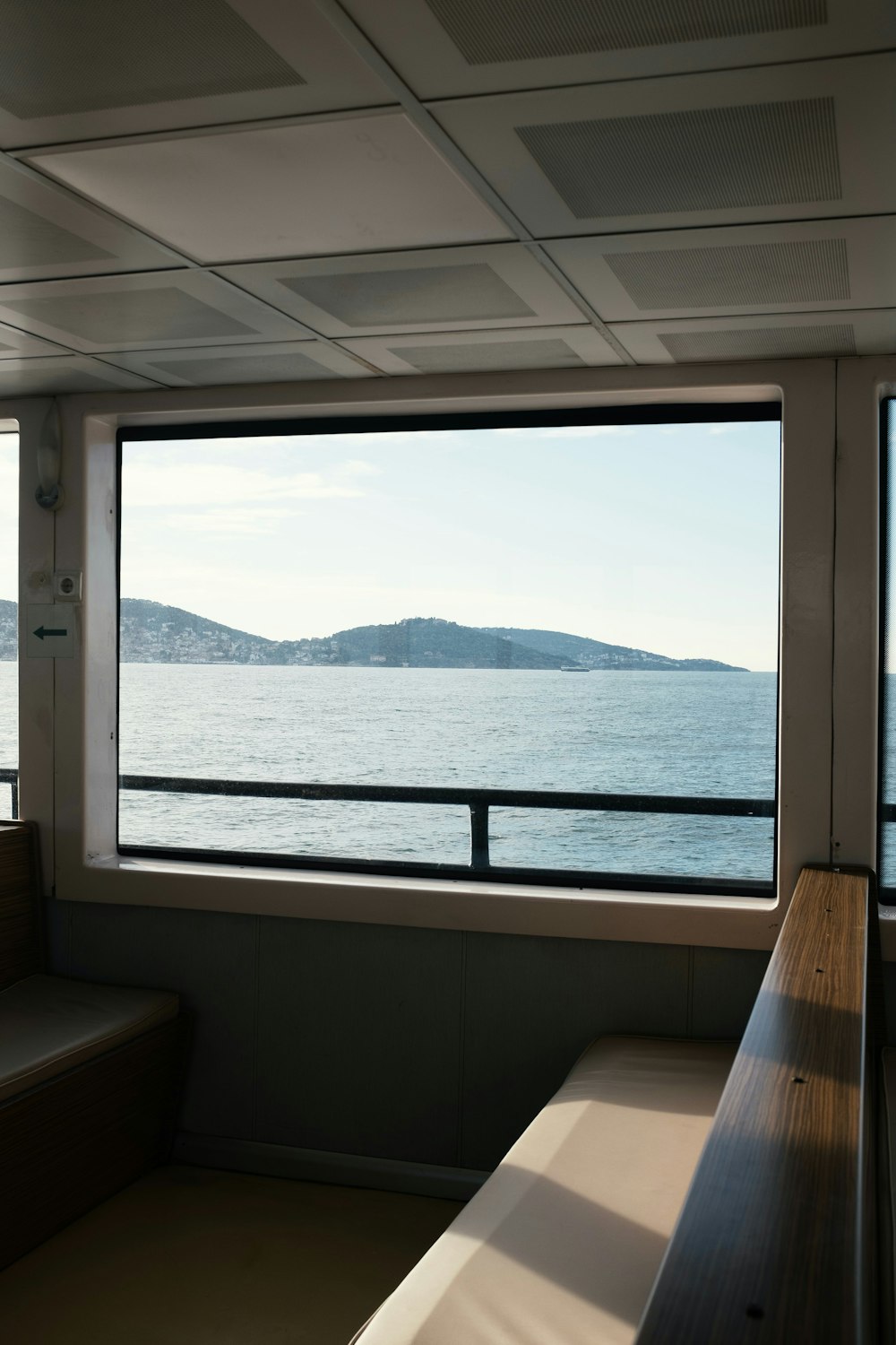 Una vista de un cuerpo de agua a través de una ventana