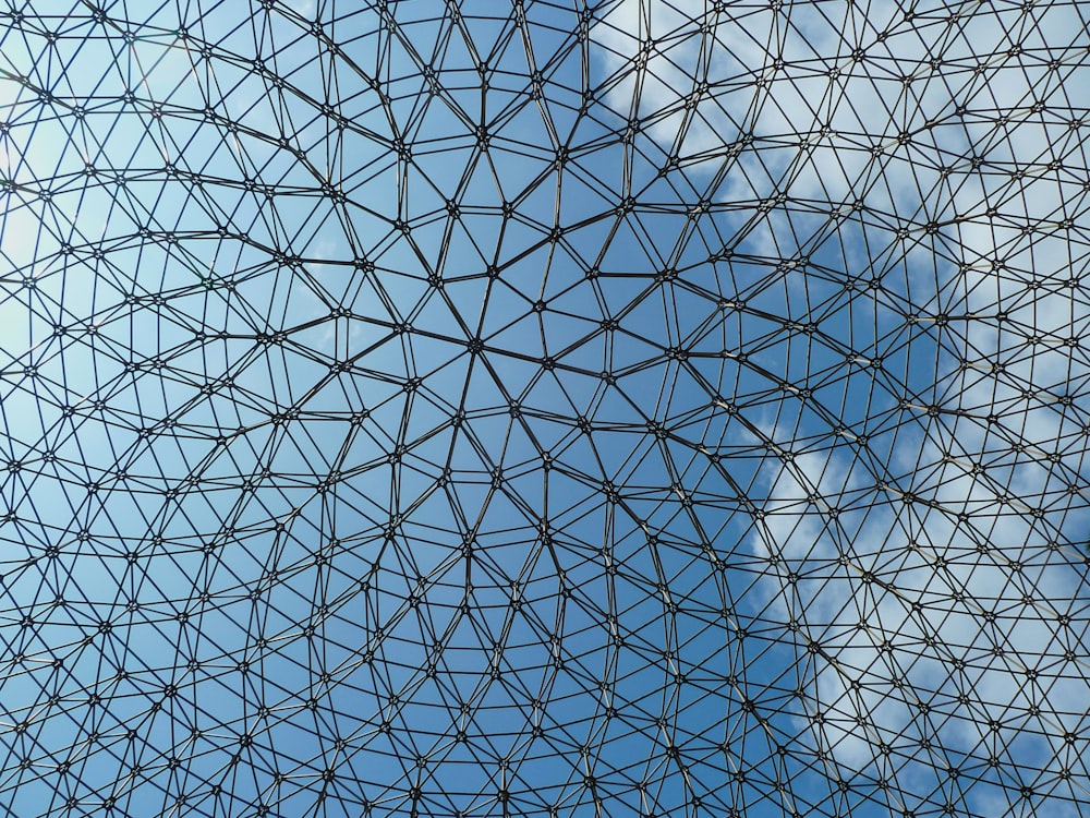 Un primer plano de una estructura metálica con un cielo azul en el fondo