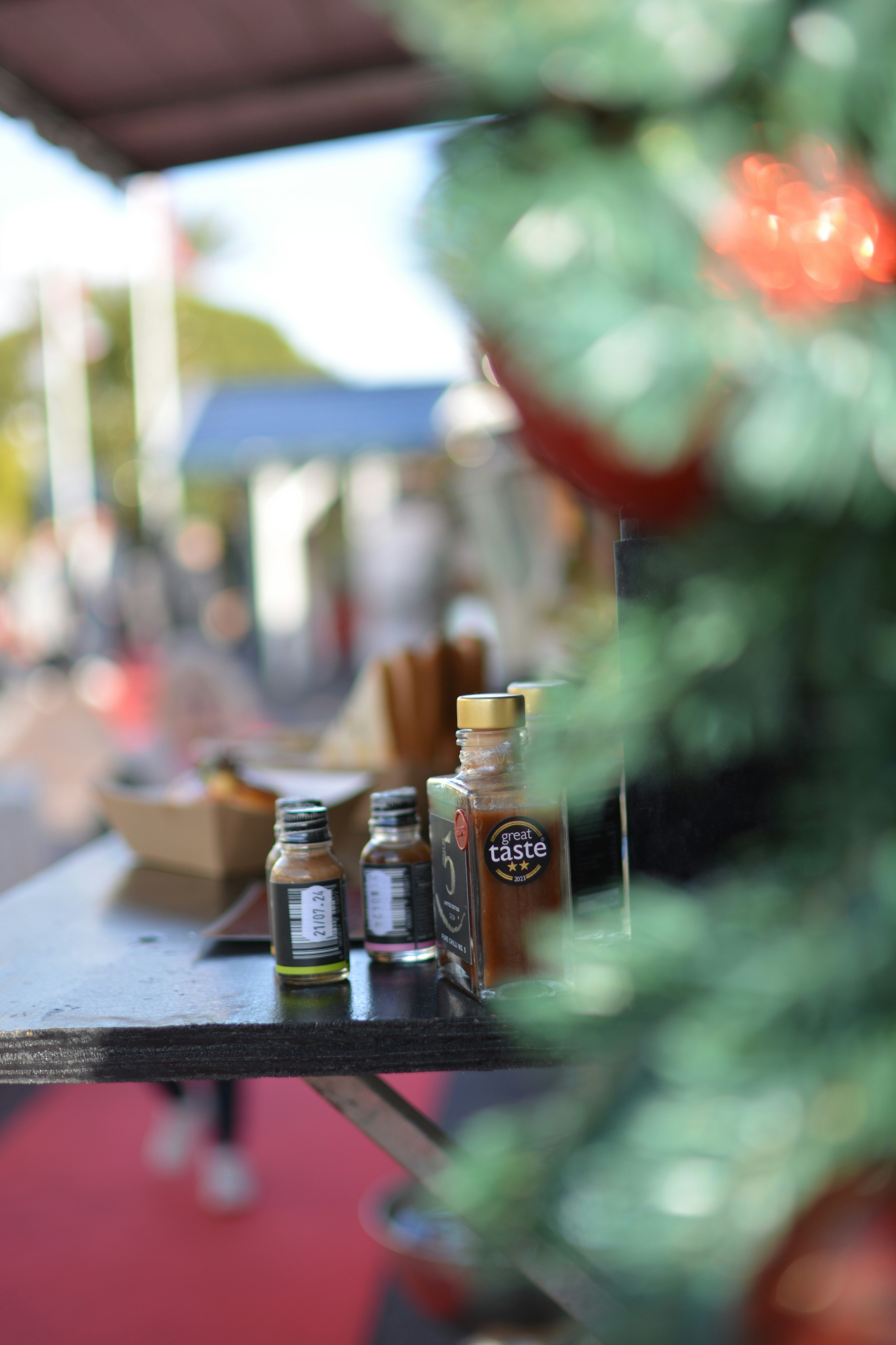 uma mesa que tem algumas garrafas