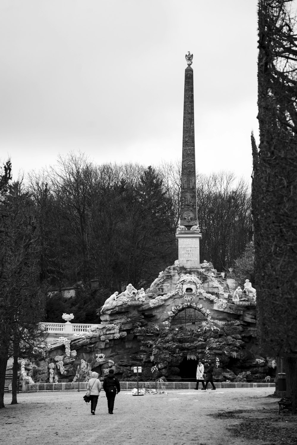 Una foto in bianco e nero di persone che camminano in un parco