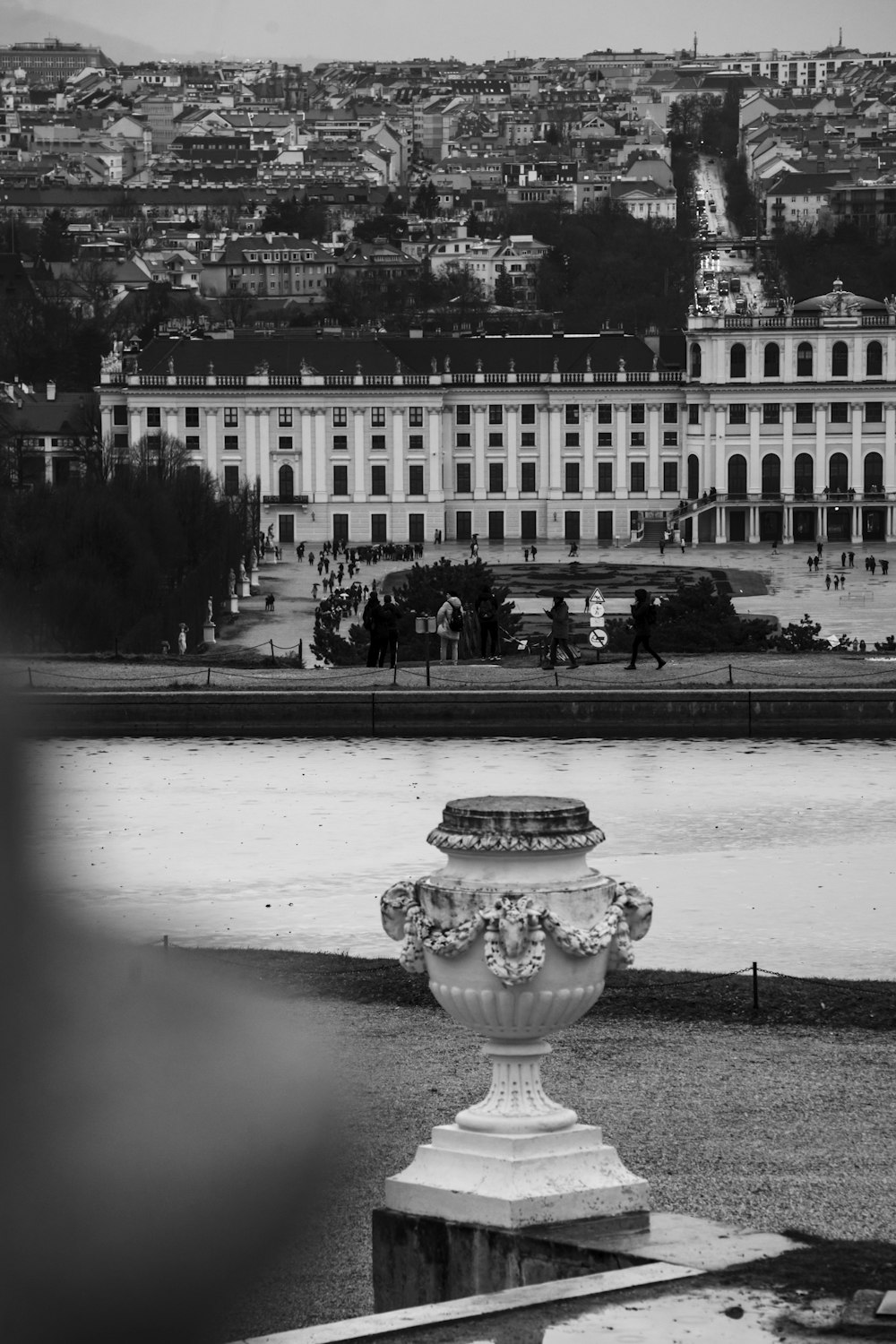 uma foto em preto e branco de um grande edifício