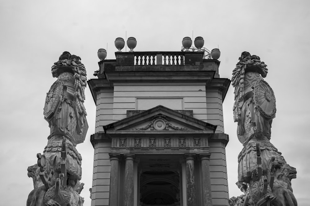 Ein Schwarz-Weiß-Foto von Statuen auf dem Dach eines Gebäudes