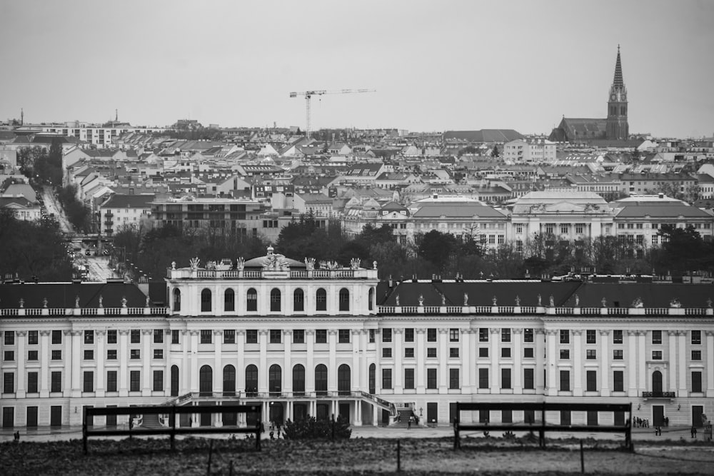 Una foto in bianco e nero di un grande edificio