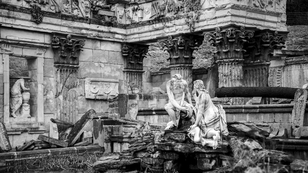 a black and white photo of a statue in front of a building