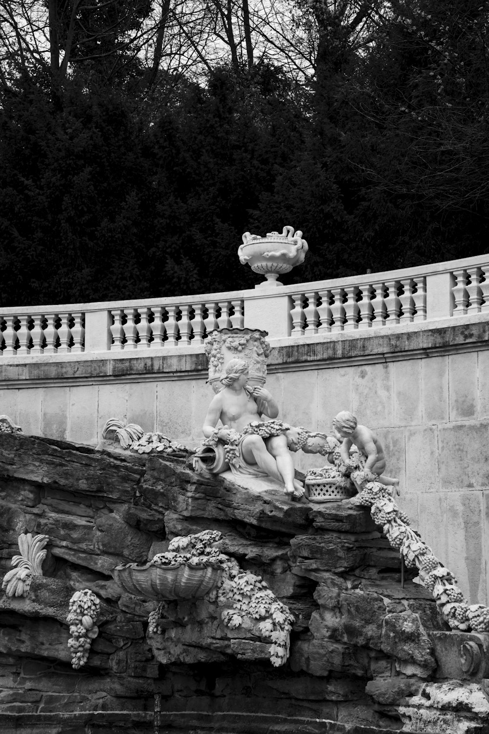 a black and white photo of a fountain