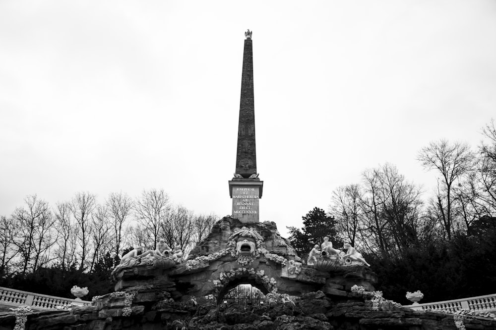 Una foto en blanco y negro de un monumento