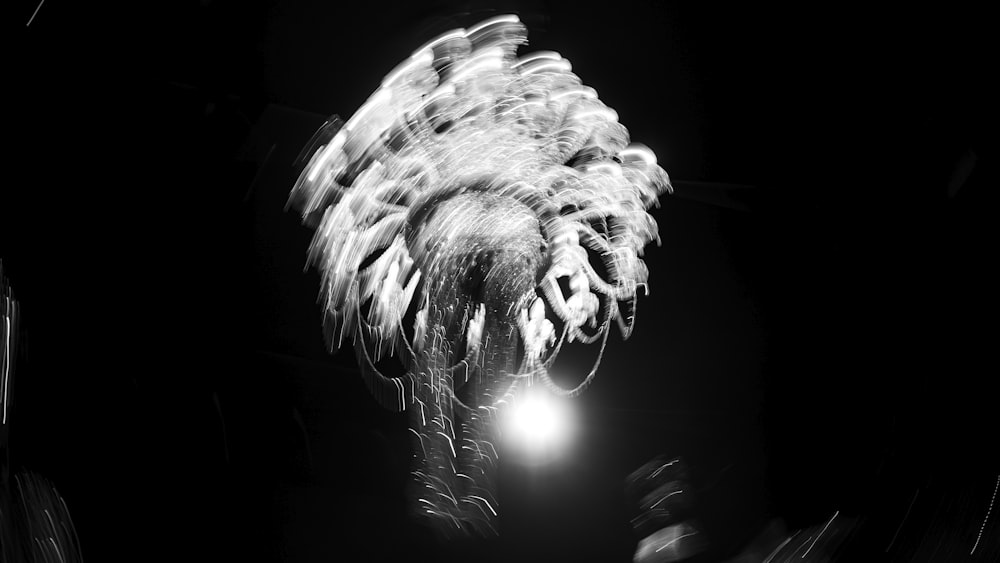 Una foto en blanco y negro de un espectáculo de fuegos artificiales