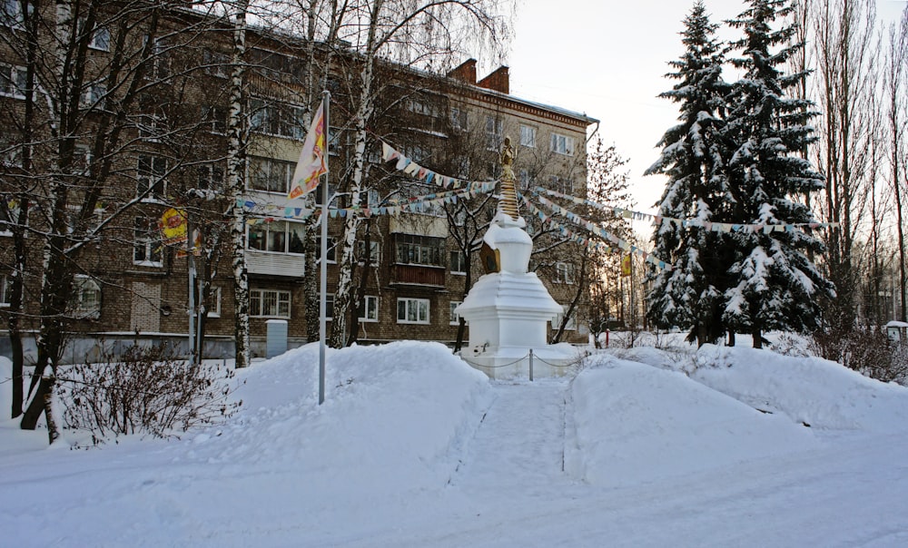 Eine weiße Statue mitten auf einer verschneiten Straße