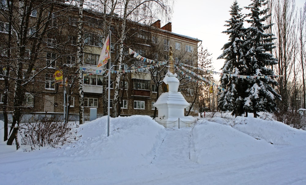 Une statue blanche au milieu d’une rue enneigée