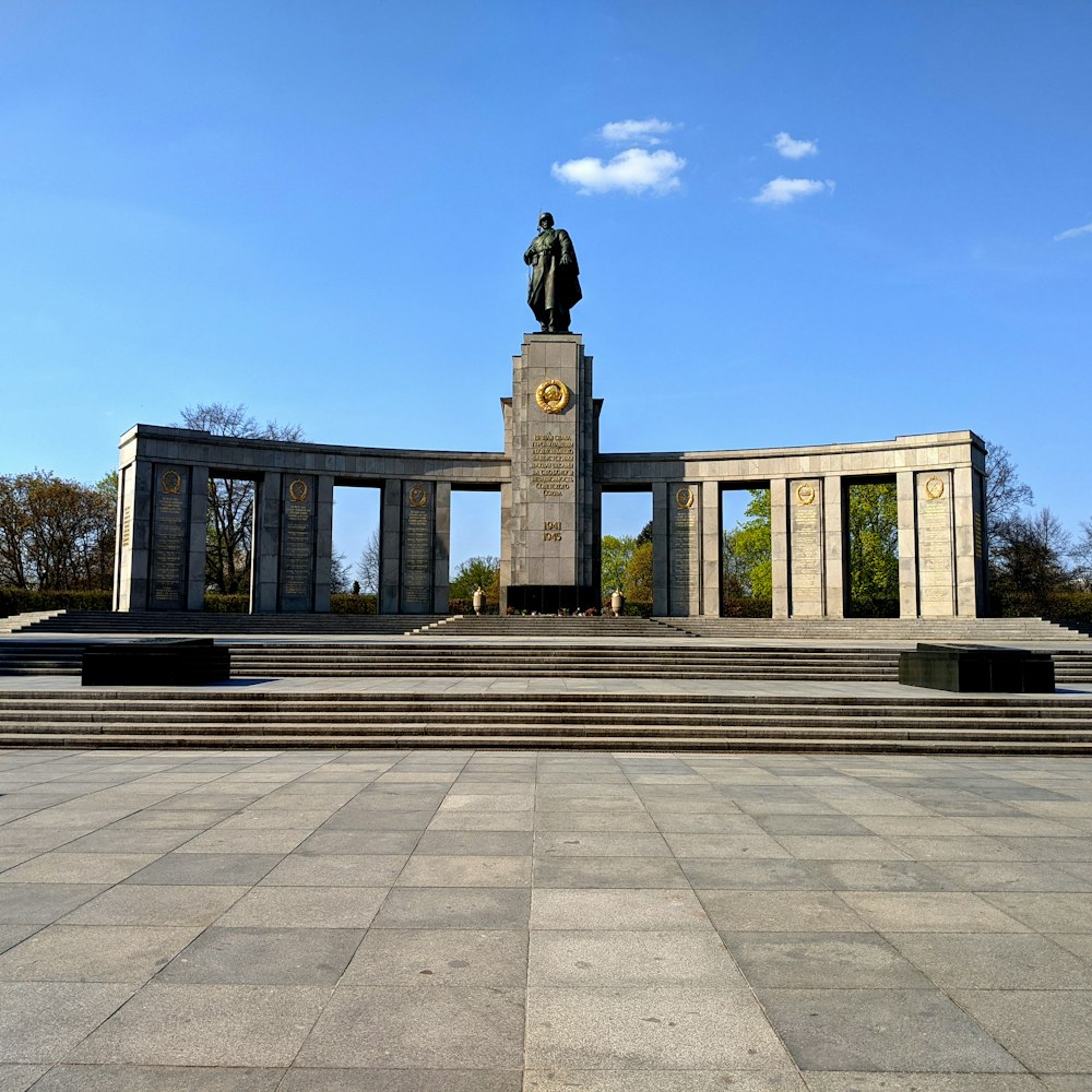 ein Denkmal mit einer Statue eines Mannes auf der Spitze