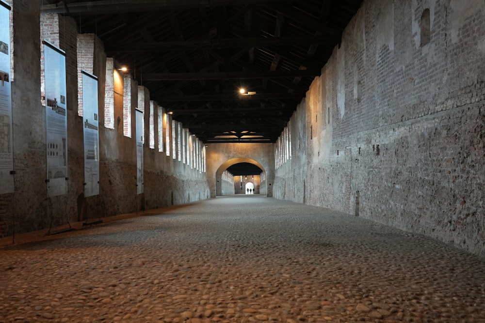 un túnel con una luz al final del mismo