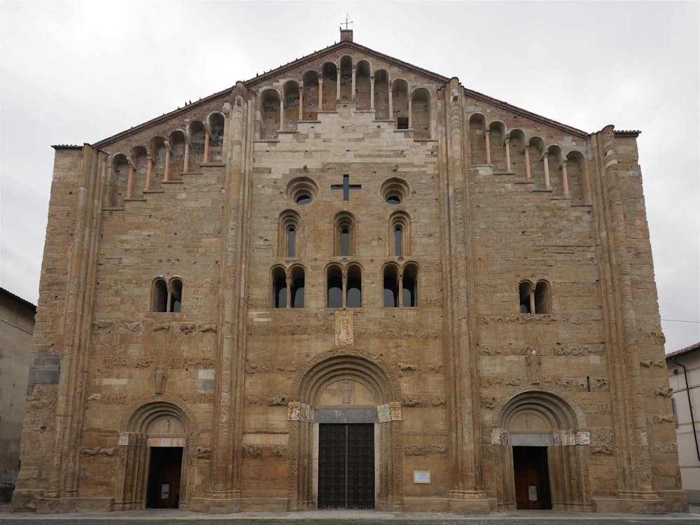 eine alte Kirche mit einem Kreuz an der Fassade