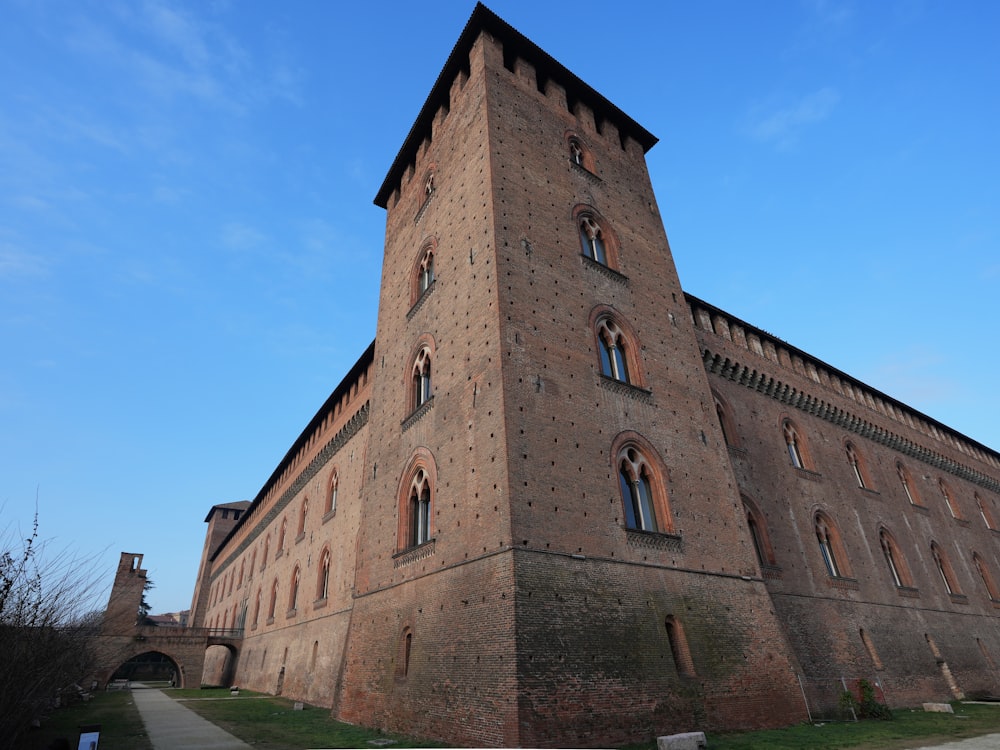 un alto edificio in mattoni con un orologio in cima