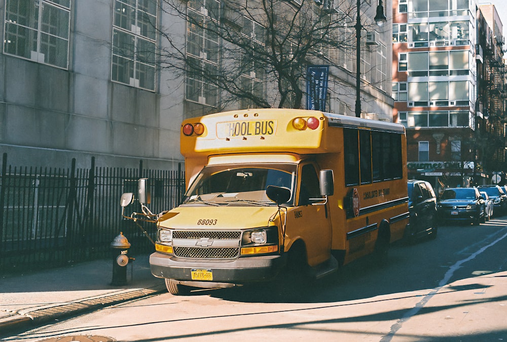 un autobus scolaire stationné sur le bord de la route ;