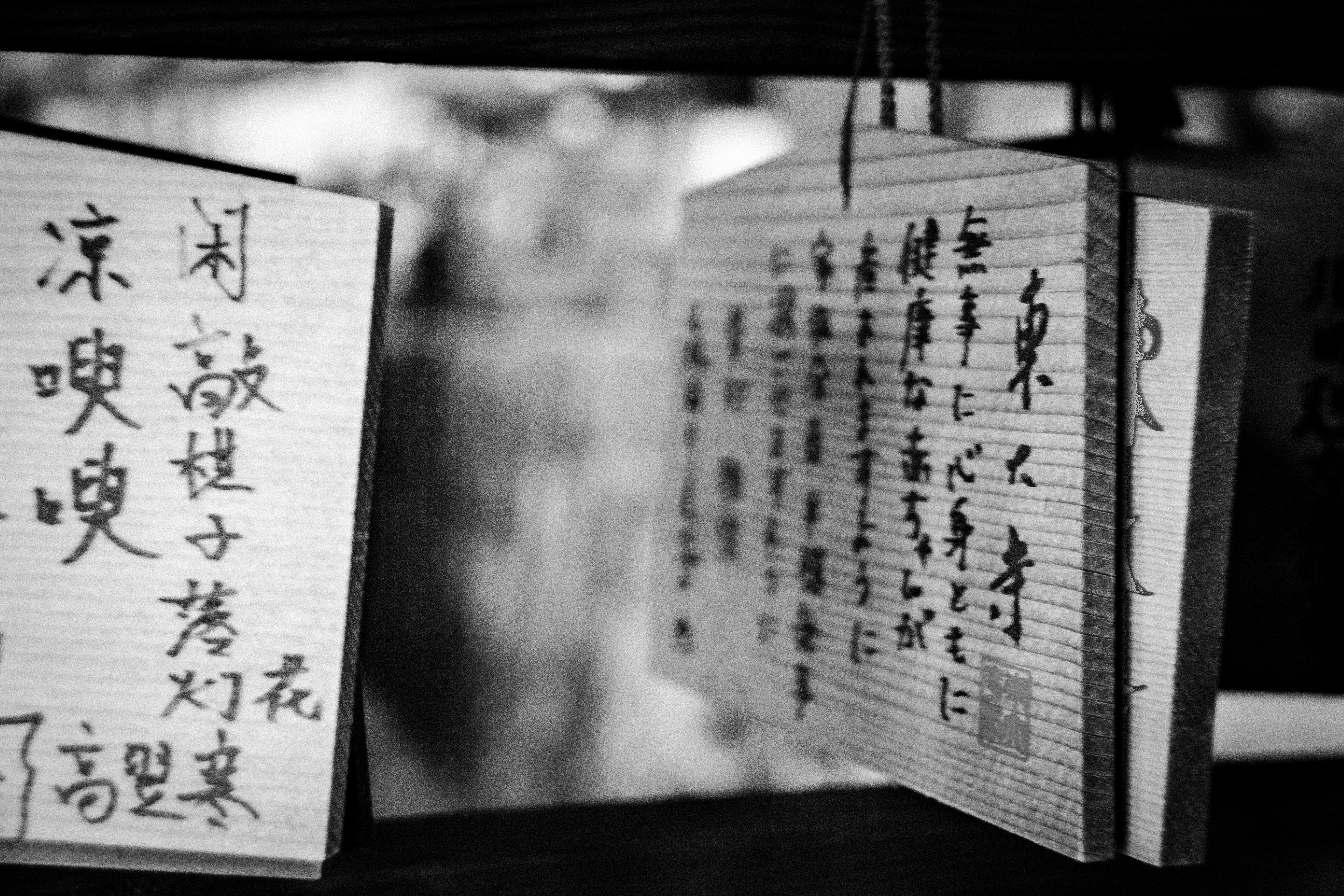 due pezzi di carta con una scritta