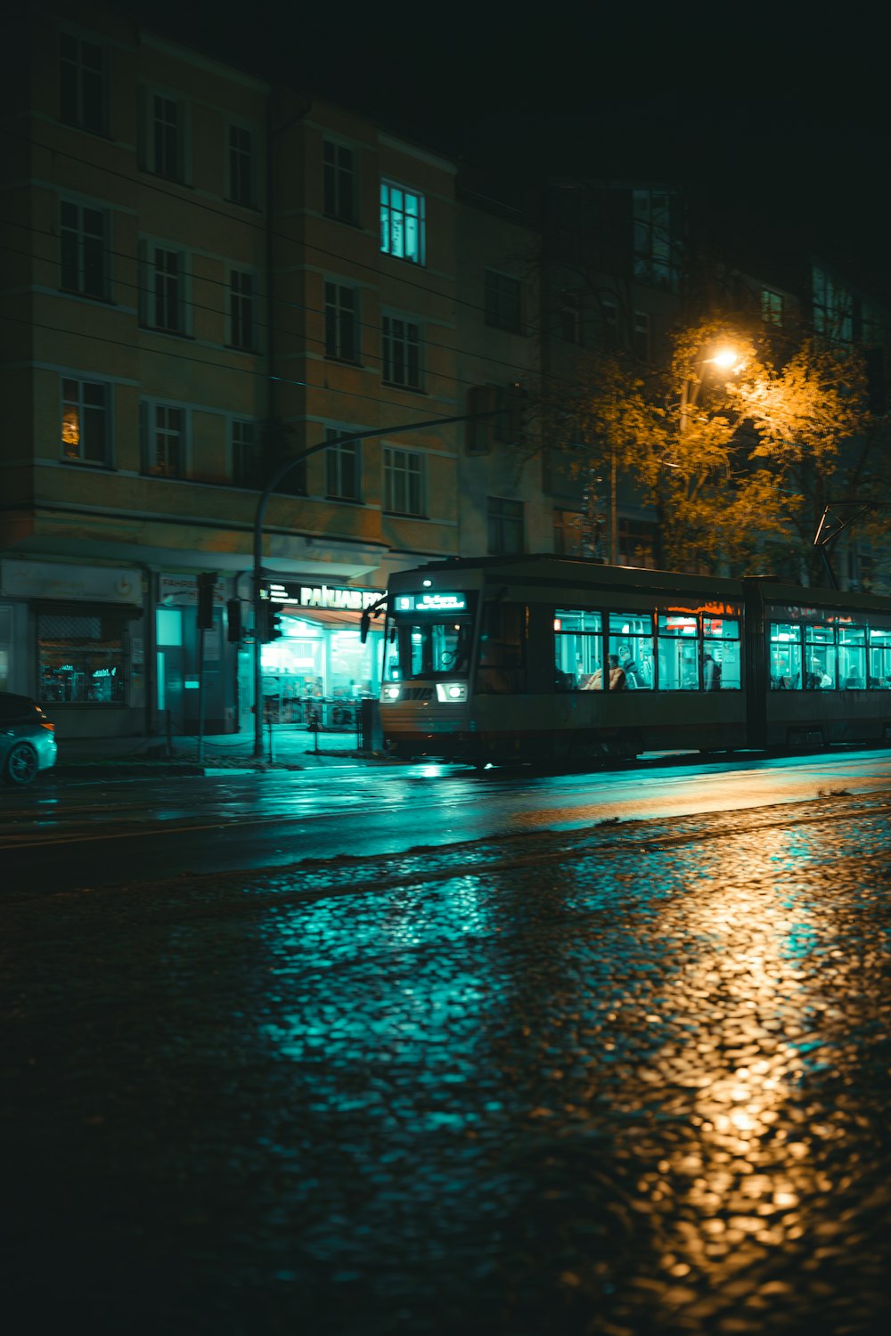 Eine nächtliche Stadtstraße mit einem Bus auf der Straße
