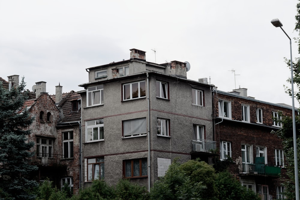 um edifício alto com muitas janelas ao lado de árvores